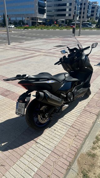Yamaha TMax 560 Negra con baúl. IVA deducible