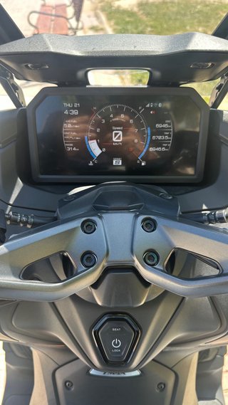 Yamaha TMax 560 Negra con baúl. IVA deducible