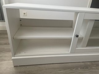 Mueble TV blanco con puertas correderas de cristal