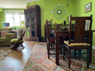 Mesa comedor rectangular con 6 sillas y cojines