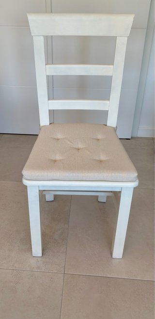 Cuatro sillas de madera pintadas en blanco