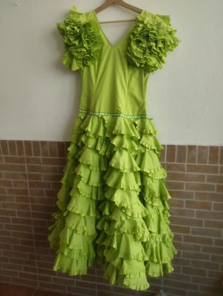 Traje de flamenca verde con volantes