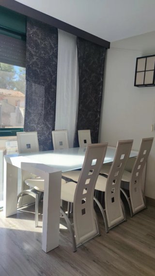 Mesa de comedor con 6 sillas blancas