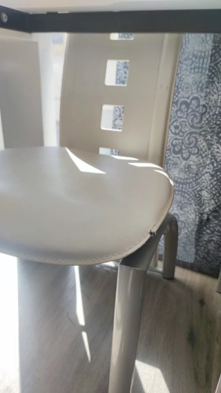 Mesa de comedor con 6 sillas blancas