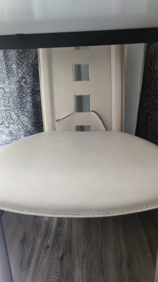 Mesa de comedor con 6 sillas blancas