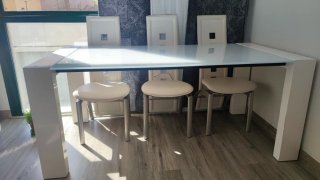 Mesa de comedor con 6 sillas blancas