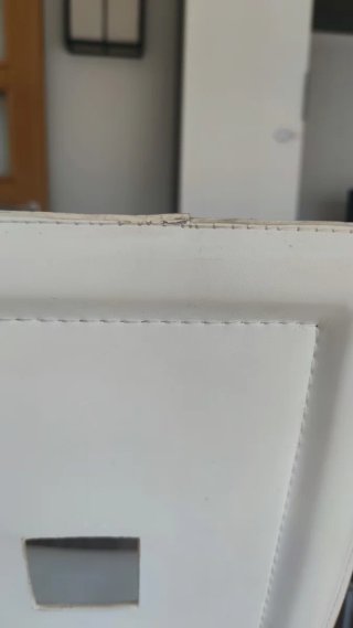 Mesa de comedor con 6 sillas blancas