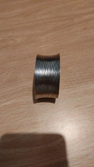 Brazalete de plata con diseño texturizado lineal