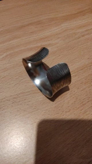 Brazalete de plata con diseño texturizado lineal