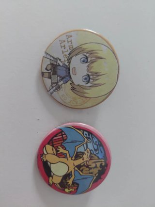 Chapas anime Attack on Titan y Pokémon