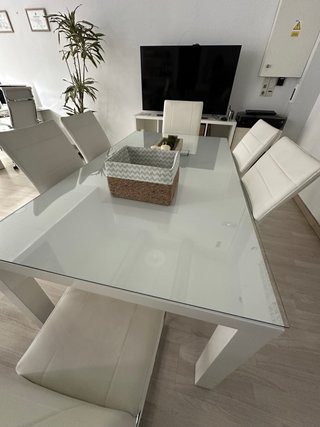 Mesa de comedor de cristal y metal