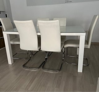 Mesa de comedor de cristal y metal