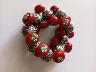 Pulsera abalorios rojos y plateados