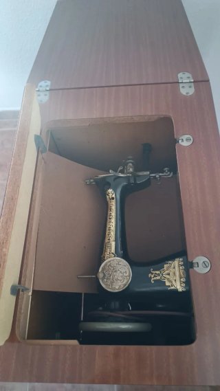 Máquina de coser Singer antigua con mueble