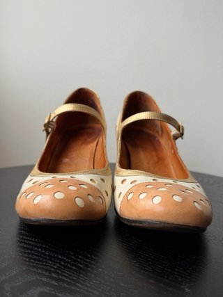 Zapatos Chie Mihara blancos y dorados