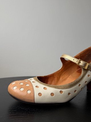 Zapatos Chie Mihara blancos y dorados