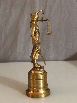 Figura de metal de la justicia.