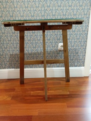 Tavolo ausiliario in legno e vetro. Tipo teak