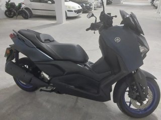 Yamaha XMax 300 Scooter Automática azul.