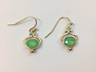 Pendientes dorados con piedra verde ovalada