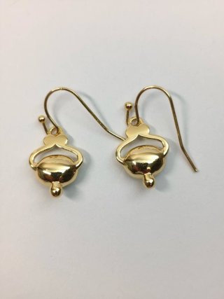 Pendientes dorados con piedra verde ovalada