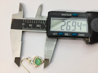 Pendientes dorados con piedra verde ovalada