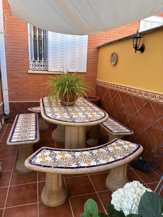 Conjunto mesa y bancos de piedra con cerámica