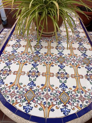 Conjunto mesa y bancos de piedra con cerámica