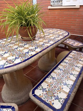 Conjunto mesa y bancos de piedra con cerámica