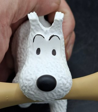 Divertida figura de Milú con un gran Hueso