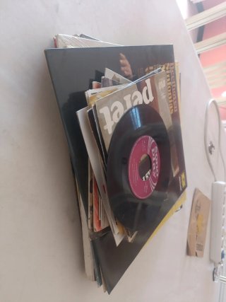 Lote de 20 discos de vinilo de dos tamaños