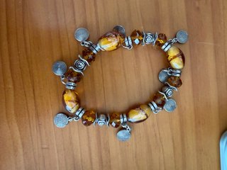 Pulsera bisutería charms ámbar y plata