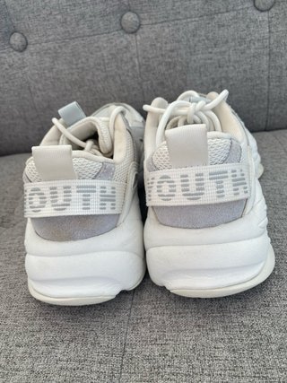 Zapatillas deportivas grises y blancas