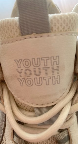 Zapatillas deportivas grises y blancas