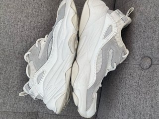 Zapatillas deportivas grises y blancas