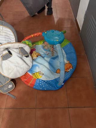 Mecedora de bebé gris