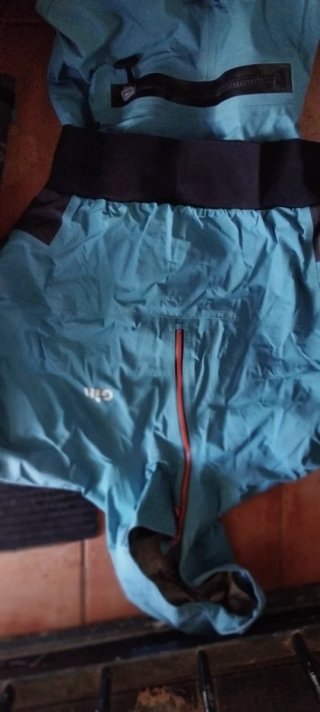 Traje de agua Gill azul y negro