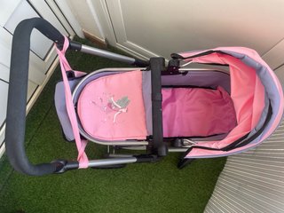 Carrito de muñecas rosa y lila