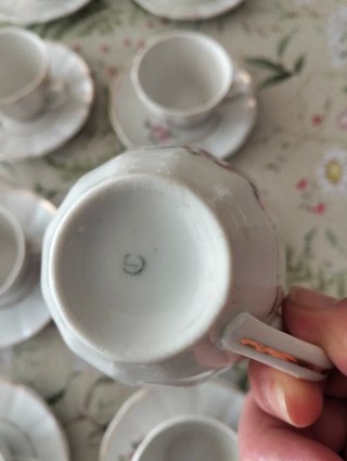 Set di 9 tazzine da caffè con piatti