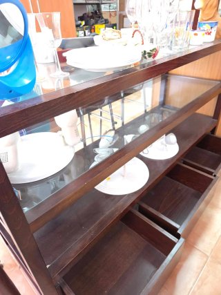 Mueble de madera y cristal