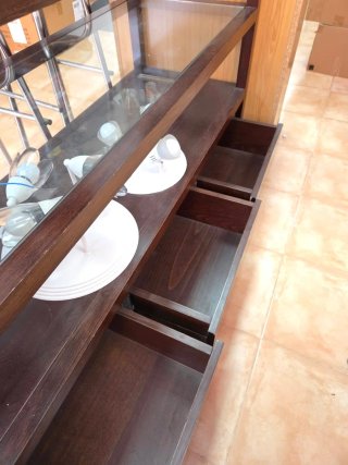 Mueble de madera y cristal