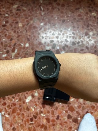 Reloj minimalista negro con números árabes