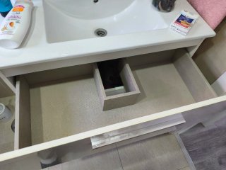 Mueble baño suspendido con lavabo, grifo y espejo.