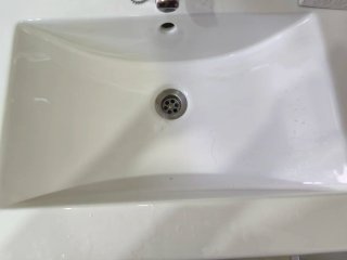 Mueble baño suspendido con lavabo, grifo y espejo.