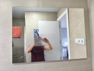 Mueble baño suspendido con lavabo, grifo y espejo.