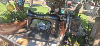 Máquina de coser Alfa antigua para decoración
