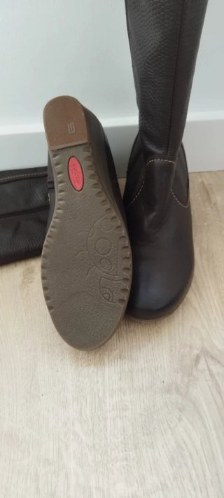 Botas altas de piel negras