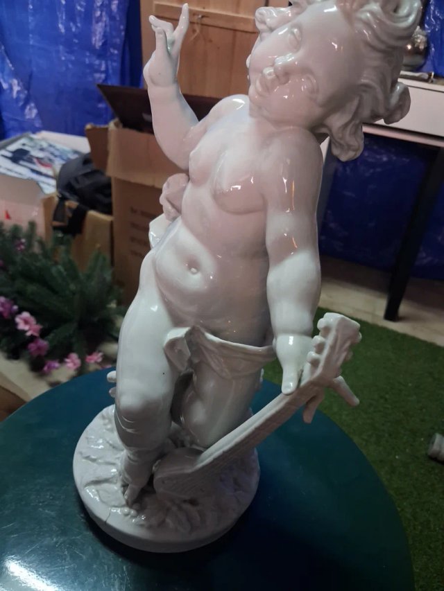 Figura de Cupido de cerámica blanca
