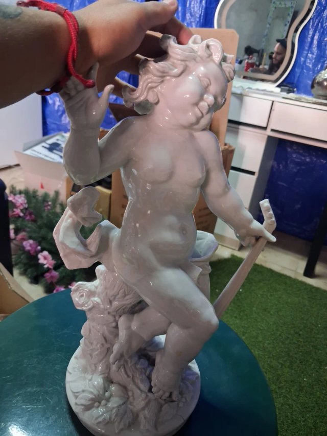 Figura de Cupido de cerámica blanca