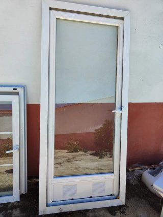 Puerta y ventana blanca